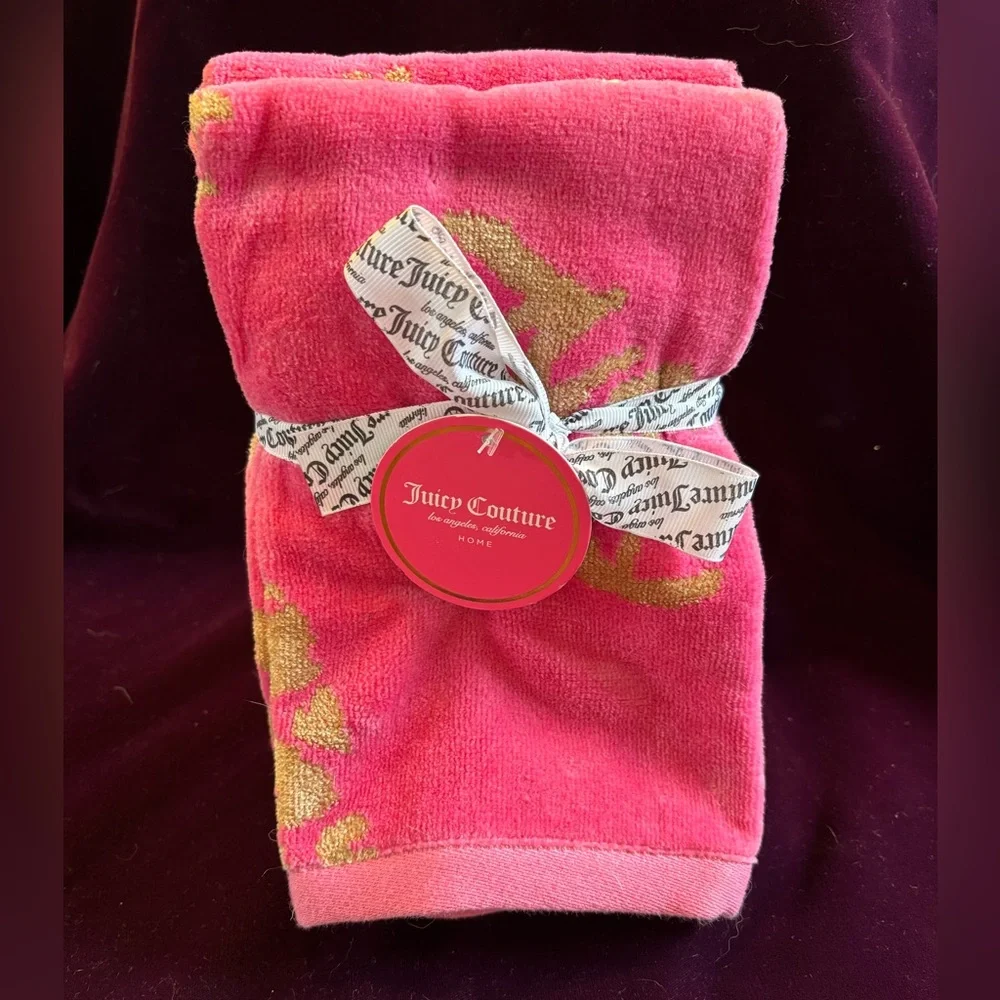 JUICY COUTURE Hot Pink & Gold Hand Towel Set. Iconic Gold Leopard Hearts Design